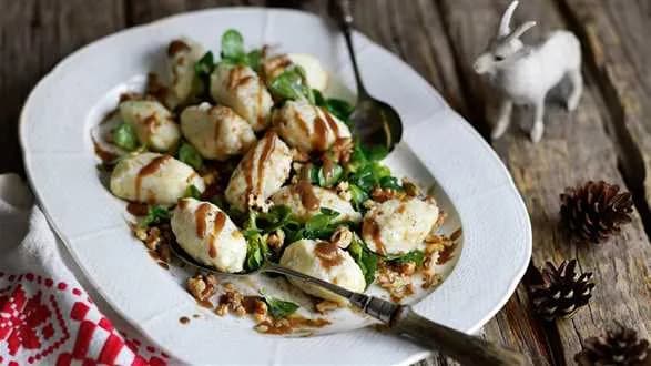 Kawałki sera koziego na roszponce z orzechami