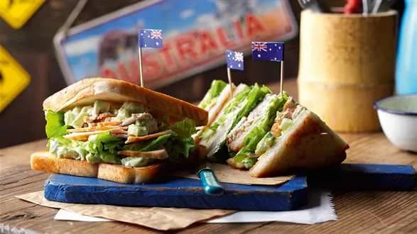 Kanapka z kurczakiem, majonezem, awokado i jabłkiem