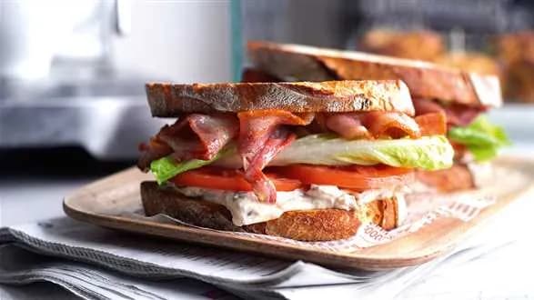 Kanapka z bekonem, sałatą i pomidorem