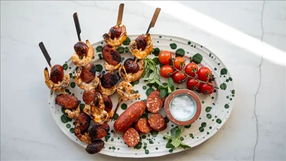 Szaszłyki z krewetkami i chorizo w cytrusowej marynacie