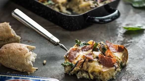 Zapiekanka szpinakowa z paluchem z oliwkami, salami i pieczarkami