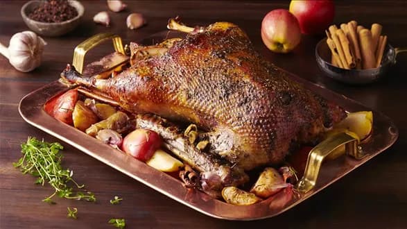 Gęś faszerowana jabłkami z goździkami i cynamonem