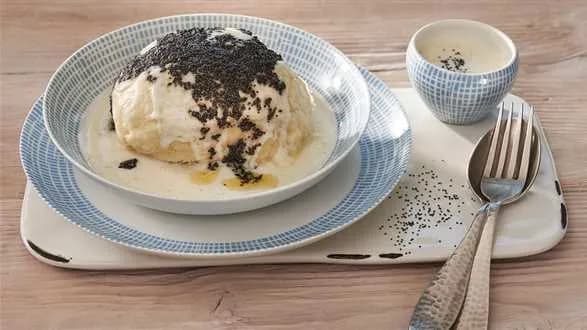 Pampuchy z masłem makowym i sosem waniliowym