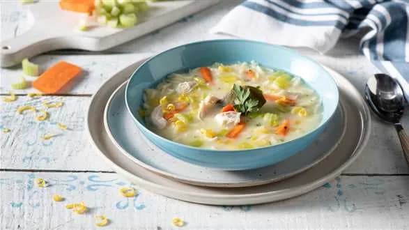 Cytrynowa zupa w stylu greckim z kurczakiem