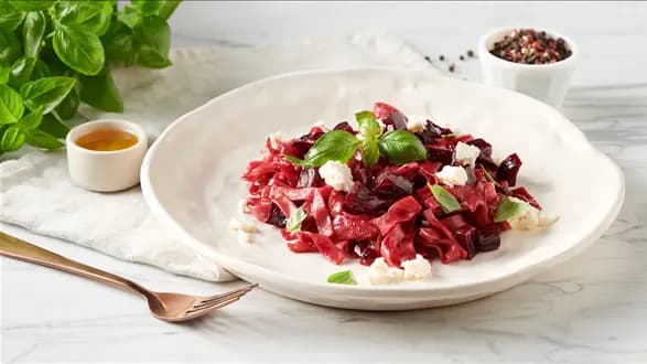 Różowy makaron z burakami