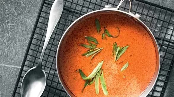 Zupa rybna z papryką i sosem estragonowym