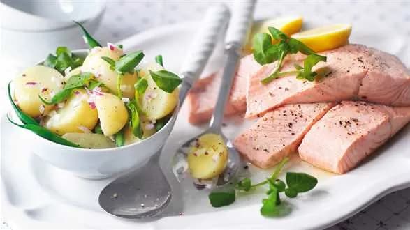 Pikantna sałatka z ziemniakami, fasolką i łososiem