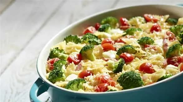Zapiekanka makaronowa z warzywami i mozzarellą