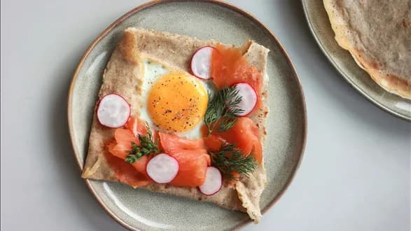 Gryczane naleśniki z jajkiem i łososiem