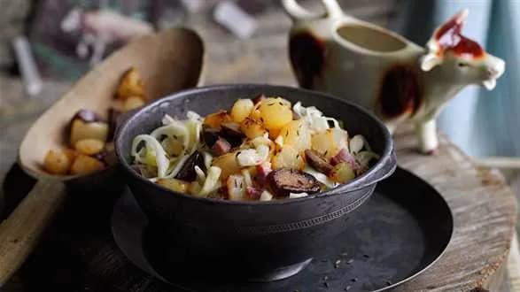 Sałatka z kapustą, kasztanami i gruszkami