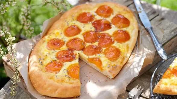 Tarta z morelami i kremem lawendowym