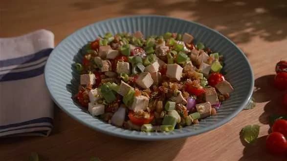 Sałatka z bobu z chlebowym chrustem i tofu