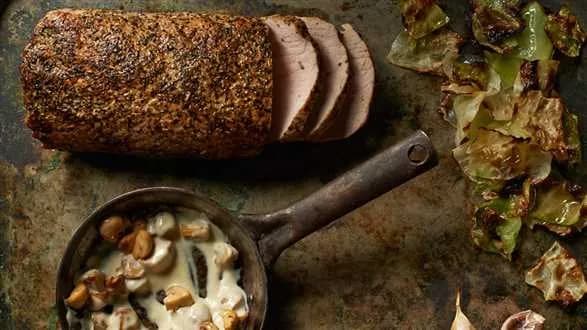 Schab pieczony z ziołami z sosem pieczarkowym i kapustą