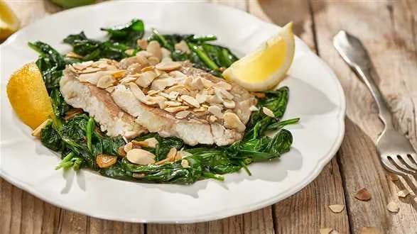 Dorsz czarny na szpinaku