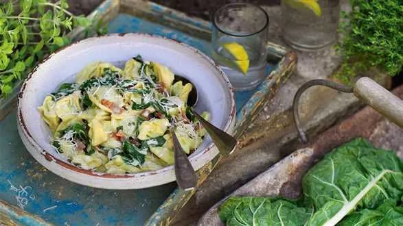 Tortellini z sosem szpinakowym i boczkiem
