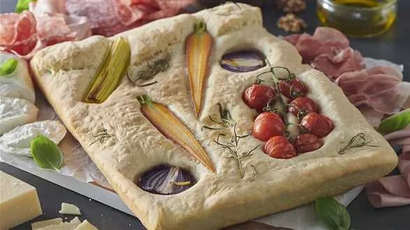 Focaccia na desce serów i wędlin