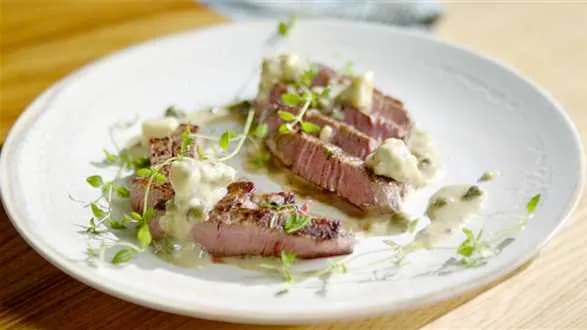 Stek wołowy w sosie serowo-tymiankowym