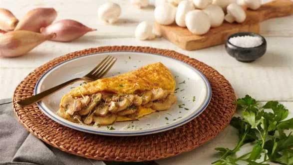 Składany omlet w stylu francuskim z pieczarkami