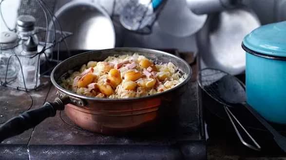 Gulasz wieprzowy z kiszoną kapustą i gnocchi