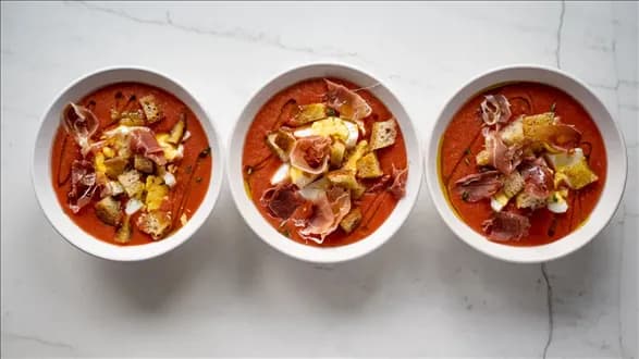 Salmorejo z szynką serrano