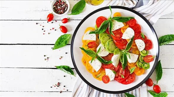 Klasyczna sałatka z mozzarellą