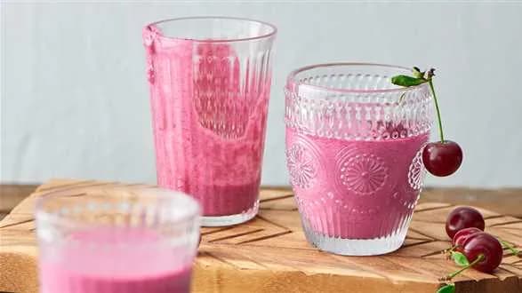 Koktajl z kaszy jaglanej, wiśni i soku z buraka czerwonego