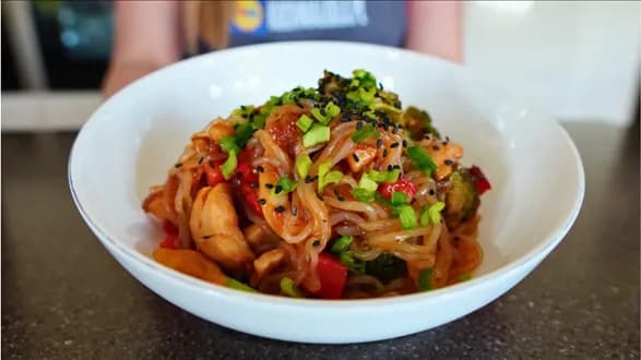 Makaron konjac z kurczakiem z airfryera