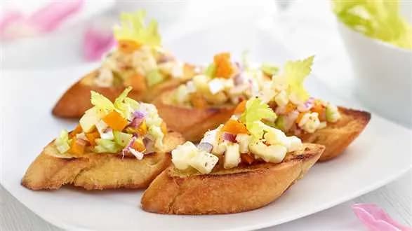 Crostini z serem brie i miechunką