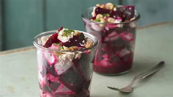 Sałatka z buraków z miętą i serem