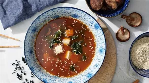 Zupa miso z tofu i wędzonym pstrągiem