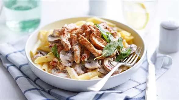 Penne z kawałkami polędwicy i pieczarkami