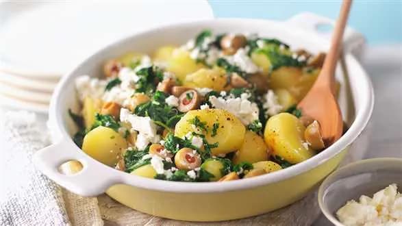 Smażone ziemniaki ze szpinakiem i fetą