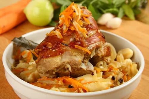 Co zrobić z golonki wieprzowej? Pyszne przepisy, które zaskoczą!