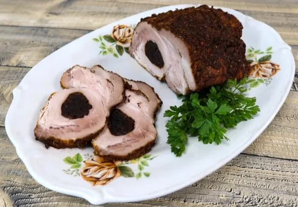 Pyszny sos do schabu ze śliwką. Prosty przepis, który zachwyci twoich gości