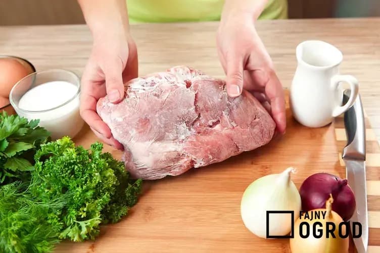 Szybkie rozmrażanie schabu: 3 bezpieczne sposoby bez utraty soczystości
