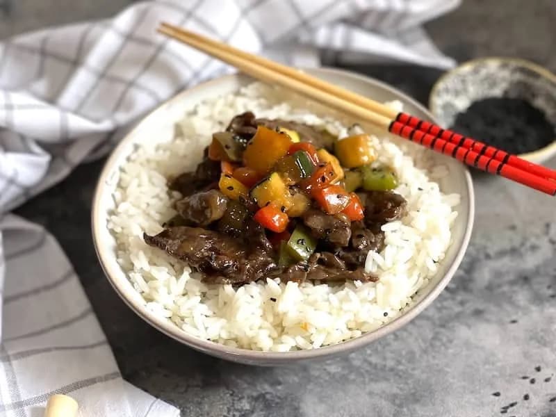 Wołowina po chińsku z ryżem – proste przepisy na pyszne danie