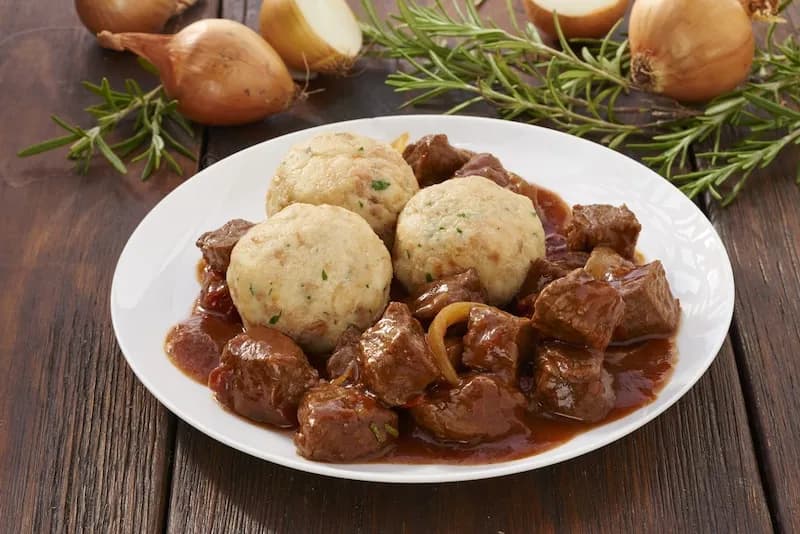 Jak zrobić gulasz z dzika – sekrety idealnego smaku i aromatu