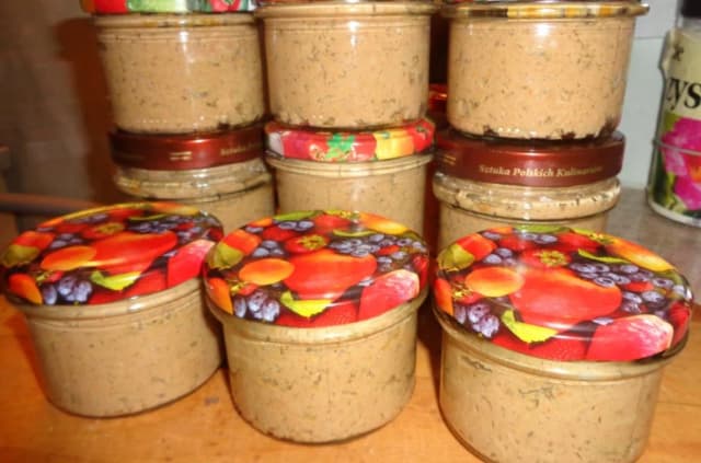 Domowy pasztet drobiowy do słoików. Prosty przepis bez przykrych niespodzianek