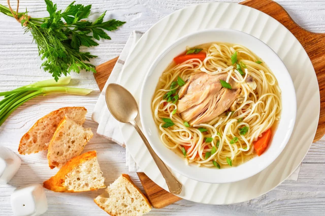 Jak zrobić rosół z udka kurczaka, by zachwycić smakiem i aromatem