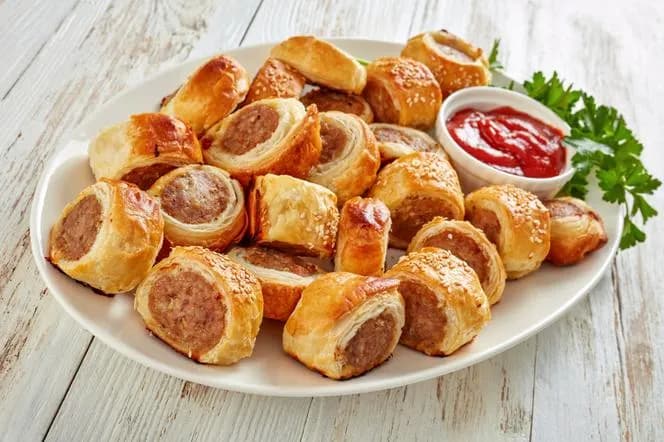Prosty przepis na kiełbasę w cieście, która zachwyci każdego smakosza