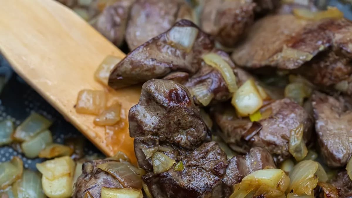 Jak długo moczyć wątróbkę w mleku, aby poprawić jej smak?