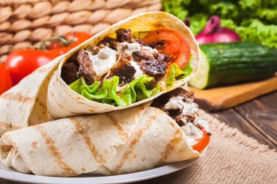 Ile kalorii ma kebab z baraniny? Zaskakujące wartości odżywcze!