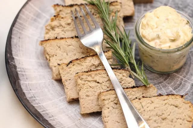 Domowy pasztet z królika i wieprzowiny. Przepyszny sposób na idealną wędlinę