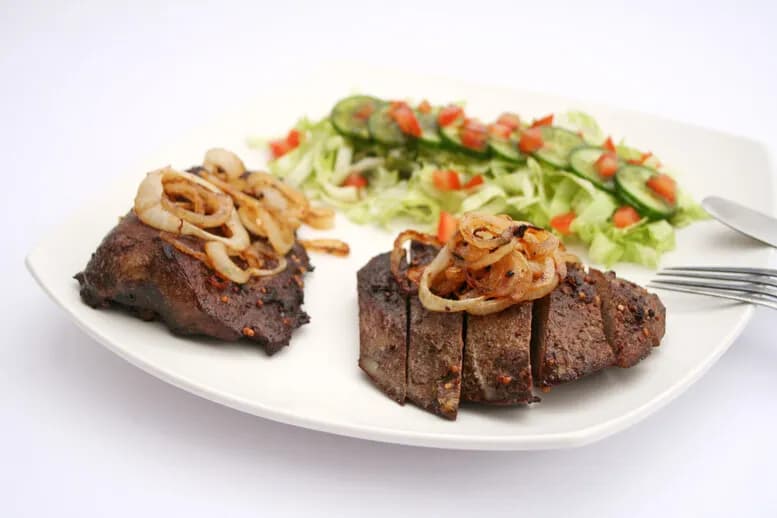 Jaką surówkę do wątróbki drobiowej wybrać, aby zachwycić smakiem?