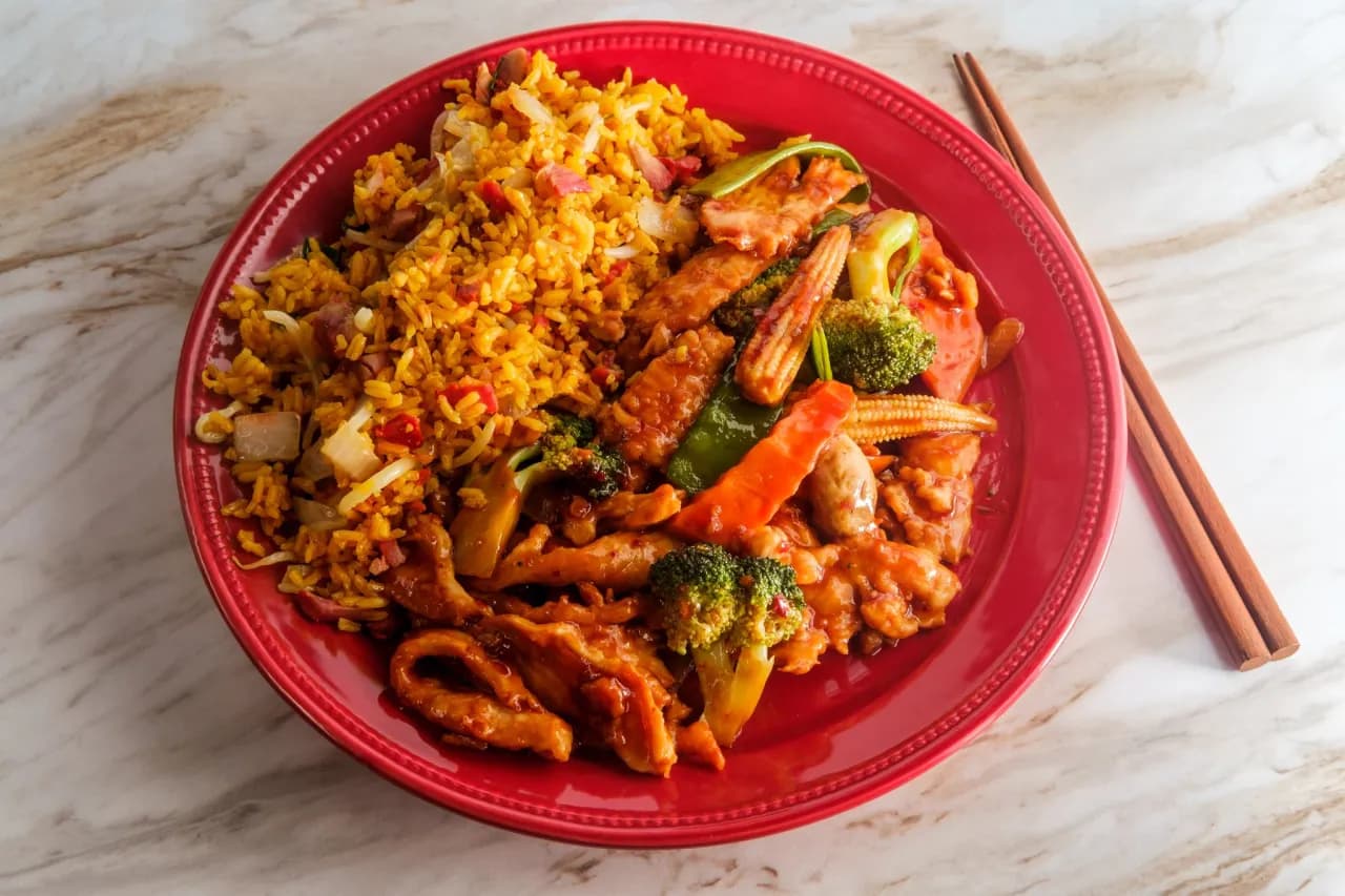 Kurczak po seczuańsku co to? Odkryj smakowite sekrety dania