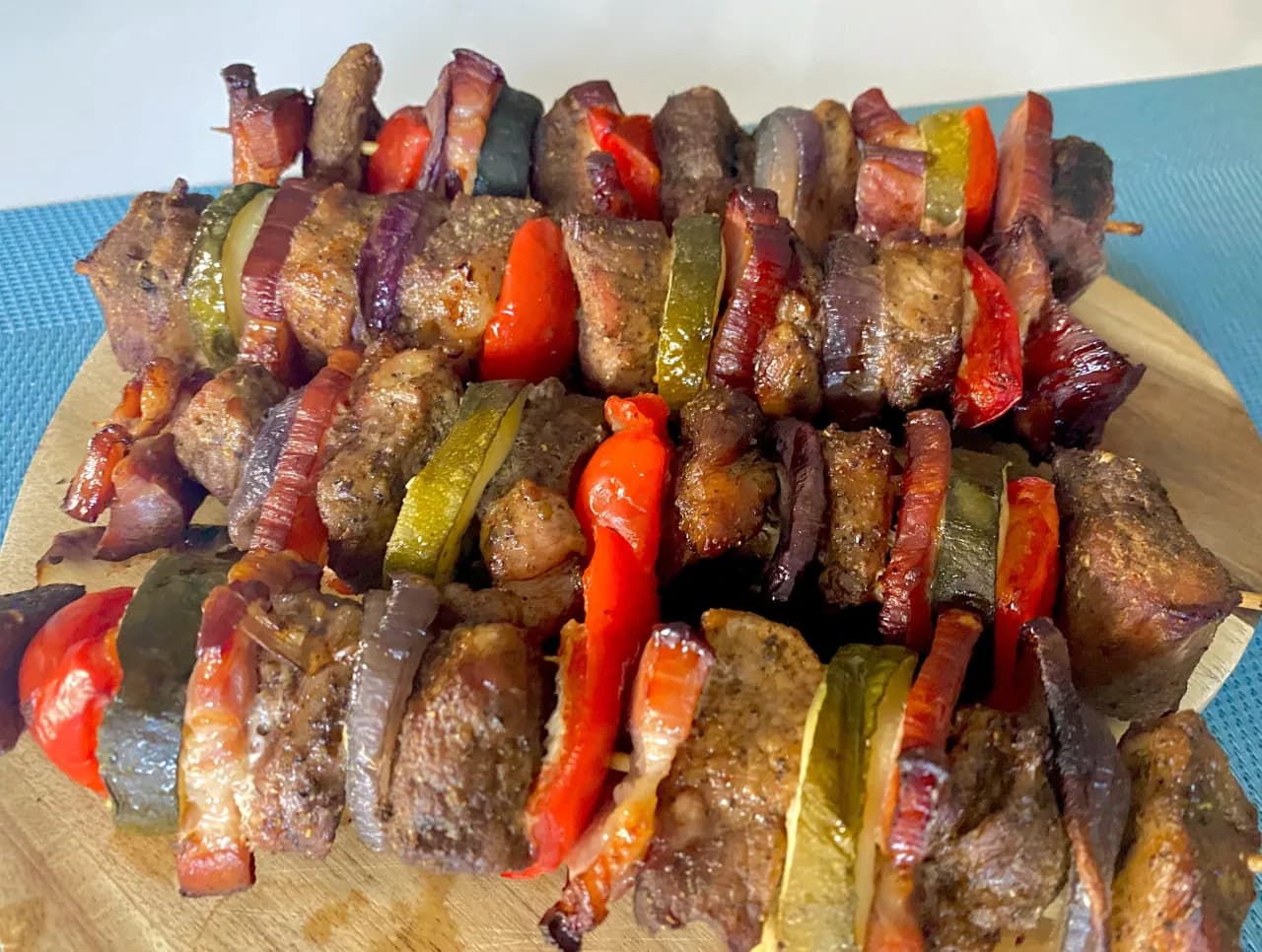 Jak długo piec szaszłyki wieprzowe w piekarniku, aby były idealne?