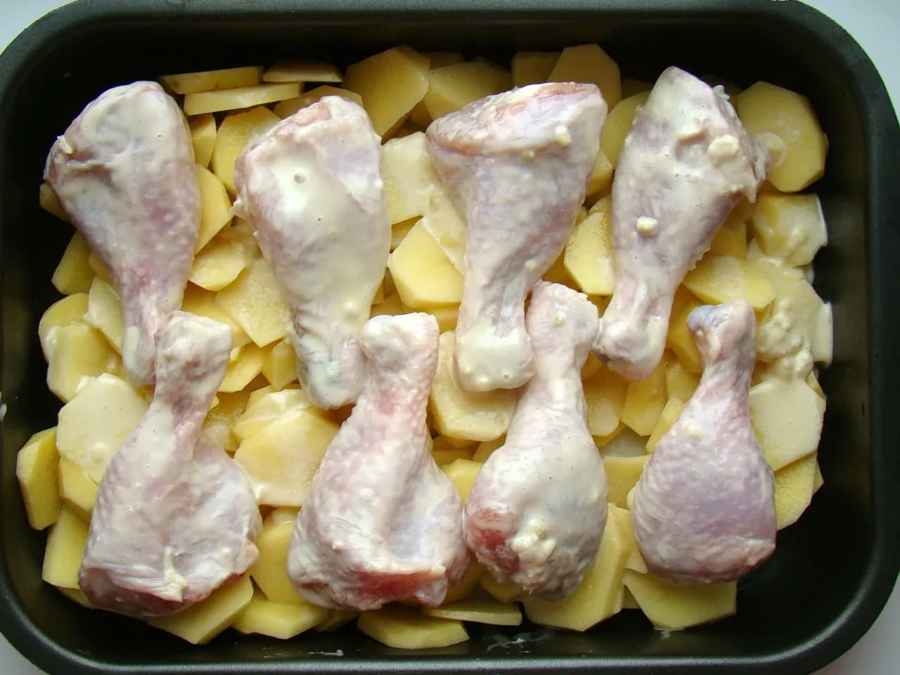 Chrupiące pałeczki z kurczaka w piekarniku. Prosty przepis na złoty, soczysty obiad