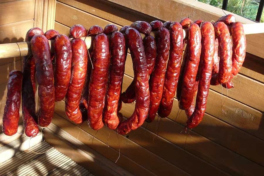 Przepis na kiełbasę z dzika Rusaka - uniknij trychinozy i gotuj bezpiecznie