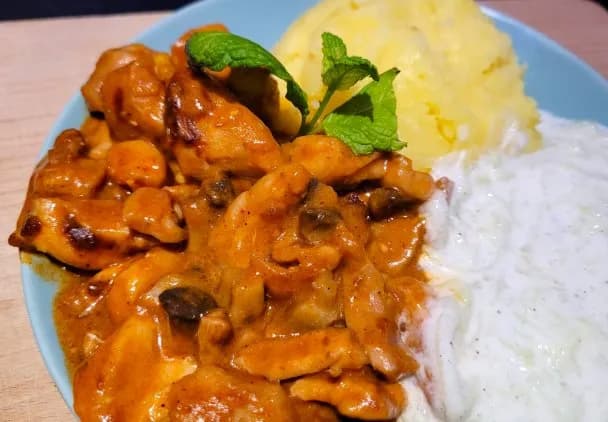 Gulasz wieprzowo-drobiowy z pieczarkami - prosty przepis na obiad