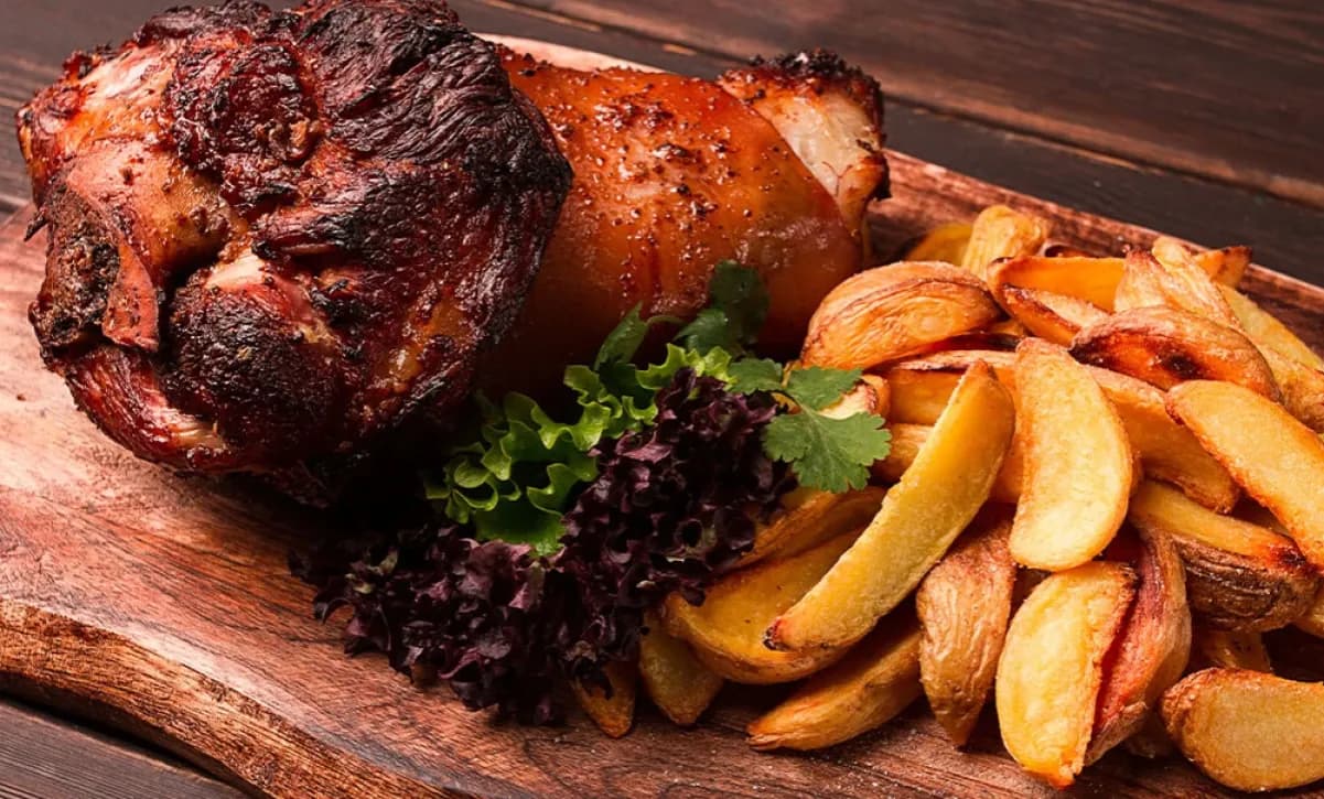 Jak podgrzać golonkę z Biedronki w piekarniku, by była soczysta?